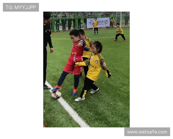 追寻足球梦想的足坛巨星们童年故事与成长历程